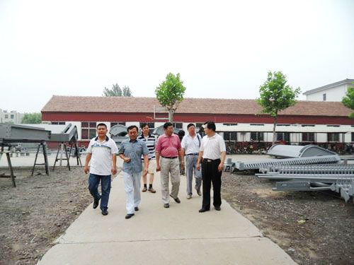 廠領(lǐng)導(dǎo)同客戶驗收產(chǎn)品